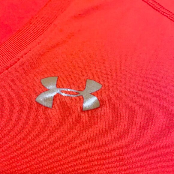 Under Armour Womens Shirt Size Small Heatgear Semi Fitted Tshirt Vneck - Picture 3 of 16